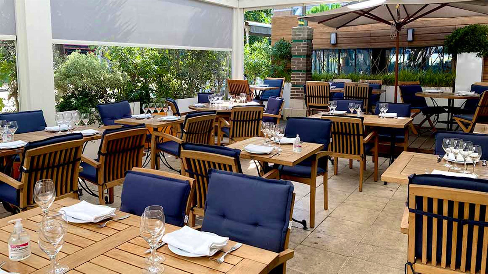 The patio of La Cagouille in Paris